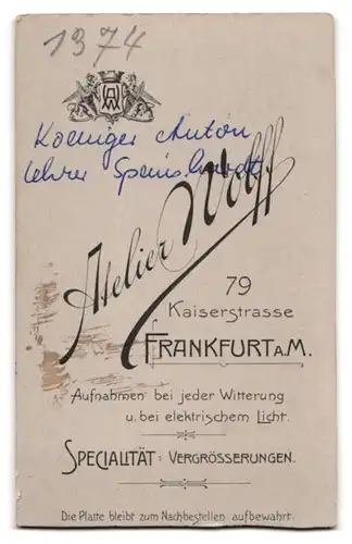 Fotografie Atelier Wolff, Frankfurt a. M., Kaiserstrasse 79, Portrait junger Mann im Anzug mit Fliege