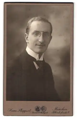 Fotografie Hermann Plappert, München, Pettenkoferstrasse 6, Portrait eleganter Herr mit Zwicker