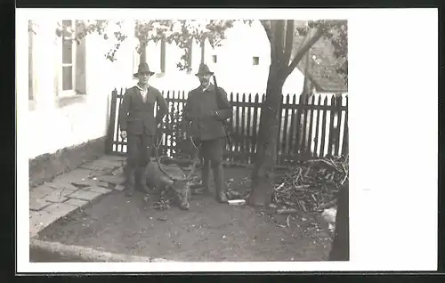 Foto-AK Jäger mit Gewehr und erlegtem Hirsch