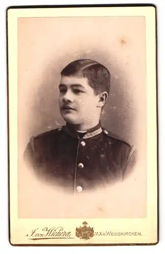 Fotografie J. von Wichera, Mährisch Weisskirchen, Portrait jugendlicher Soldat