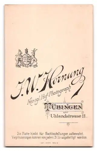 Fotografie J. W. Hornung, Tübingen, Uhlandstr. 11, Portrait Mann im Anzug mit Vollbart schaut verlegen