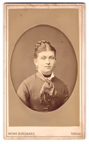 Fotografie Heinr. Burghard, Torgau, Erzenstrasse 40, junge Frau im Portrait