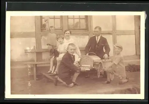 Foto-AK Stolze Kinder mit ihrem Blechauto