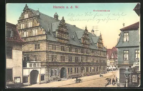 AK Hameln a. d. W., Strassenpartie mit Hochzeitshaus & Geschäft