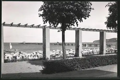 Fotografie unbekannter Fotograf, Ansicht Binz / Rügen, Seebrücke & Strandbad von der Promenade gesehen