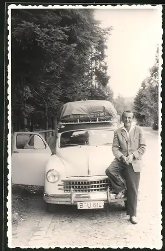 Fotografie Auto, Fahrer am PKW mit Dachgepäckträger & Kfz-Kennzeichen Berlin