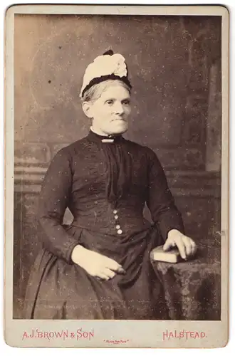 Fotografie A. J. Brown & Son, Halstead, bärbeissige alte Frau im Portrait