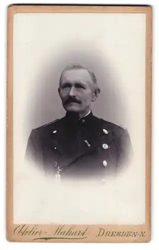 Fotografie Atelier Makart, Dresden, Bautznerstr. 29, Portrait Beamter der deutsche Eisenbahn in Uniform mit Anhänger