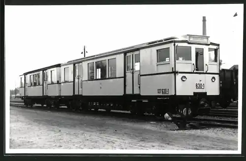 Fotografie unbekannter Fotograf, Ansicht Berlin, Bahnhof Schöneweide, U-Bahn Triebwagen Nr. 630-1