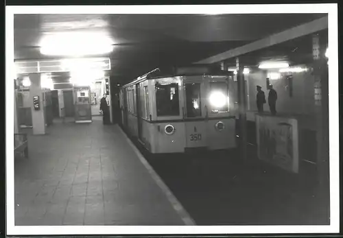 Fotografie unbekannter Fotograf, Ansicht Berlin, Bahnhof Seestrasse, U-Bahn Triebwagen Nr. 350