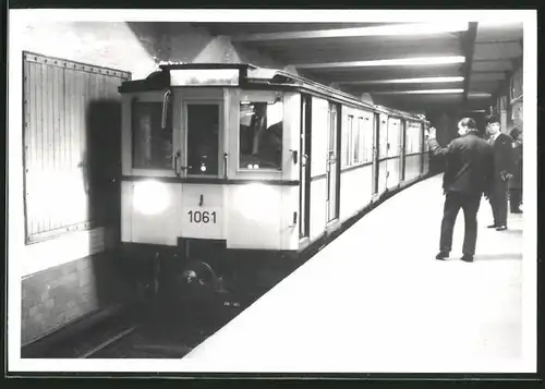 Fotografie unbekannter Fotograf, Ansicht Berlin, Bahnhof Deutsche Oper, U-Bahn Triebwagen Nr. 1061