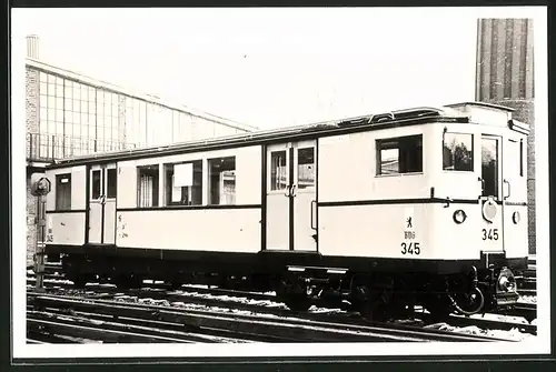 Fotografie unbekannter Fotograf, Ansicht Berlin-Grunewald, U-Bahn Triebwagen Nr. 345 vor Betriebshof-Halle