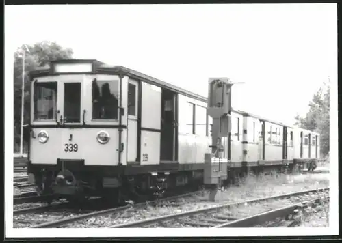 Fotografie unbekannter Fotograf, Ansicht Berlin-Grunewald, U-Bahn Triebwagen Nr. 339 auf dem Betriebshof-Gelände