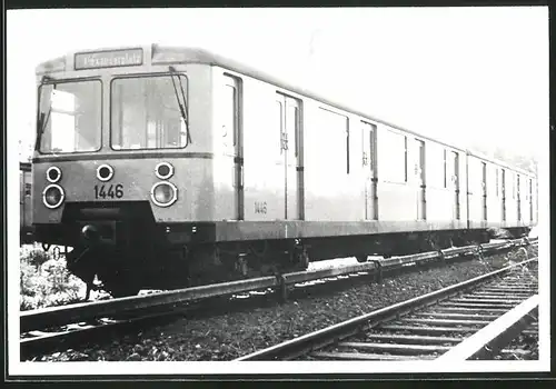 Fotografie unbekannter Fotograf, Ansicht Berlin-Friedrichsfelde, U-Bahn Triebwagen Nr. 1446 auf Betriebshof