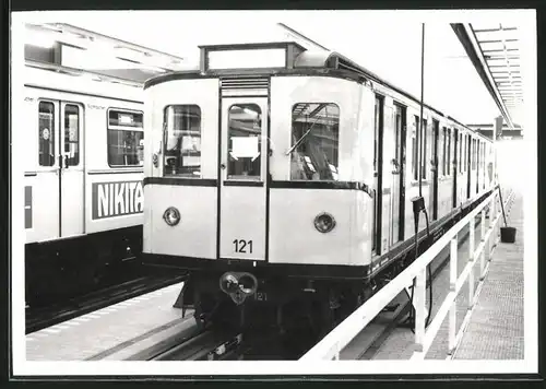 Fotografie unbekannter Fotograf, Ansicht Berlin, Betriebshof Britz, U-Bahn Triebwagen Nr. 121