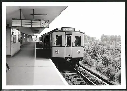 Fotografie unbekannter Fotograf, Ansicht Berlin, Bahnhof Seidelstrasse, U-Bahn Triebwagen Nr. 133 nach Alt-Mariendorf