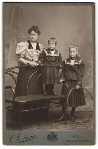 Fotografie L. Stockmann, Wien, Grosse Stadtgutgasse 34, Frau mit zwei Kindern in förmlicher Kleidung