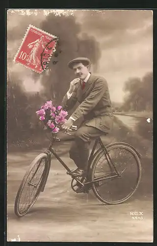 AK Herr mit Blumen auf einem Fahrrad