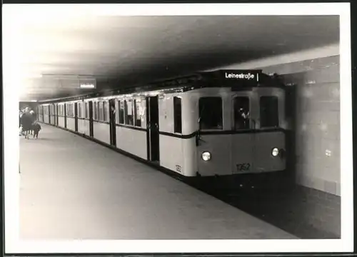 Fotografie U-Bahn Triebwagen Nr. 1352 im Bahnhof, BVG-Berlin