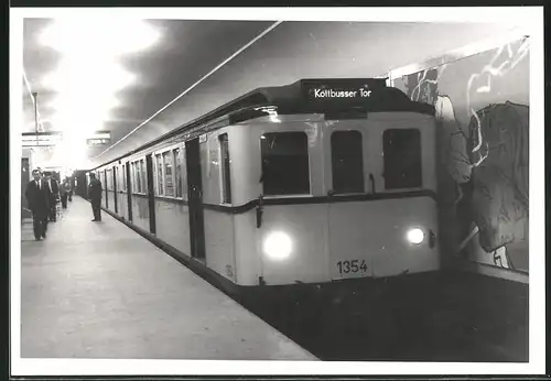 Fotografie unbekannter Fotograf, Ansicht Berlin, Bahnhof Leinestrasse, U-Bahn Triebwagen Nr. 1354