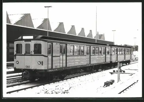 Fotografie unbekannter Fotograf, Ansicht Berlin, Betriebshof Britz, U-Bahn Triebwagen Nr. 1360