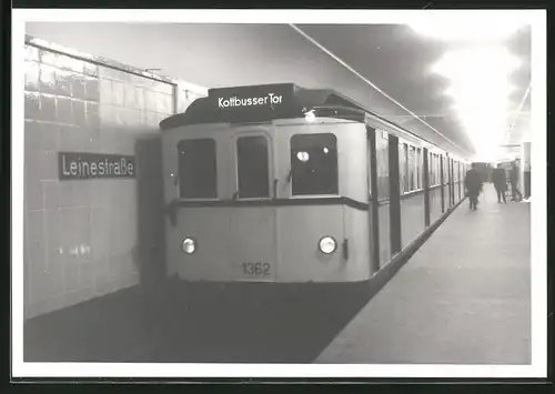 Fotografie unbekannter Fotograf, Ansicht Berlin, Bahnhof Leinestrasse, U-Bahn Triebwagen Nr. 1362