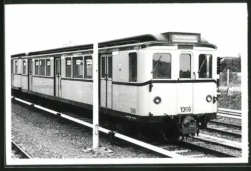 Fotografie unbekannter Fotograf, Ansicht Berlin, Betriebshof Britz, U-Bahn Triebwagen Nr. 1366 Richtung Hermannplatz