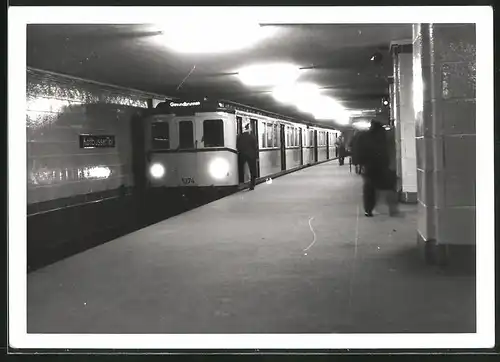 Fotografie unbekannter Fotograf, Ansicht Berlin, Bahnhof Kottbusser Tor, U-Bahn Triebwagen Nr. 1374