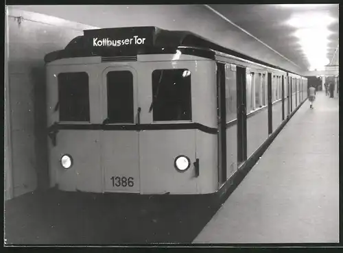 Fotografie unbekannter Fotograf, Ansicht Berlin, Bahnhof Leinestrasse, U-Bahn Triebwagen Nr. 1386 Richtung Kottbusser Tor