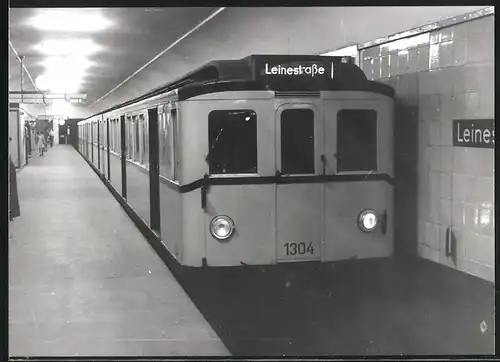 Fotografie unbekannter Fotograf, Ansicht Berlin, Bahnhof Leinestrasse, U-Bahn Triebwagen Nr. 1304