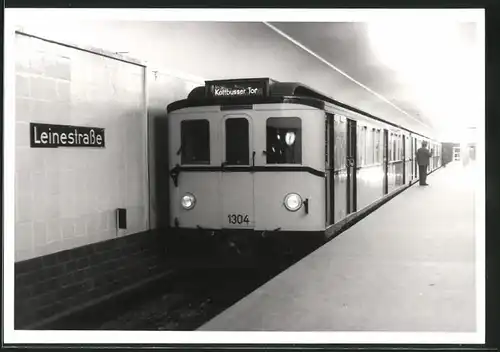 Fotografie unbekannter Fotograf, Ansicht Berlin, Bahnhof Leinestrasse, U-Bahn Triebwagen Nr. 1304