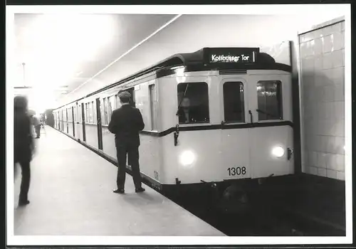 Fotografie unbekannter Fotograf, Ansicht Berlin, Bahnhof Leinestrasse, U-Bahn Triebwagen Nr. 1308