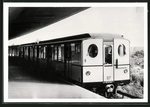 Fotografie unbekannter Fotograf, Ansicht Berlin, Bahnhof Seidelstrasse, U-Bahn Triebwagen Nr. 97