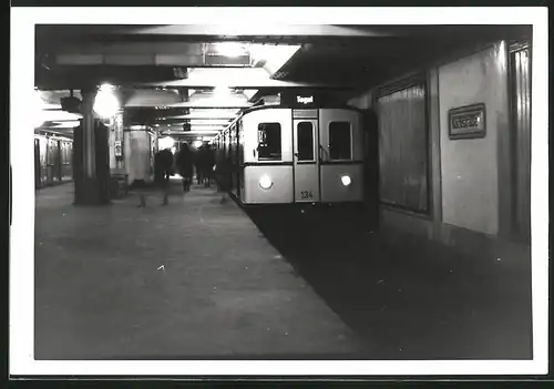 Fotografie unbekannter Fotograf, Ansicht Berlin, Bahnhof Kochstrasse, U-bahn Triebwagen Nr. 134