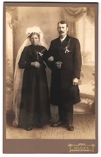 Fotografie Hugel, Holzkirchen, Nächst dem Bahnhof, Portrait Eheleute im schwarzen Hochzeitskleid und Anzug mit Hut
