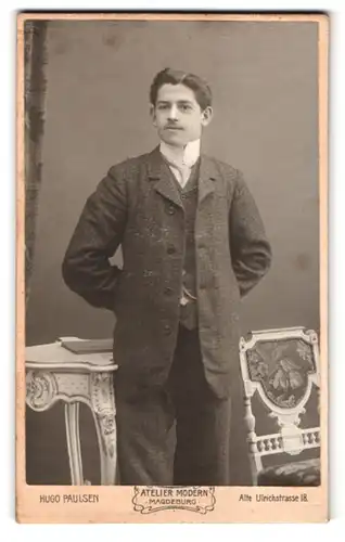 Fotografie Atelier Modern, Magdeburg, Alte Ulrichstr. 18, Portrait junger Mann im karierten Anzug mit Moustache