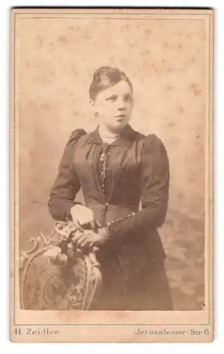 Fotografie H. Zeidler, Berlin, Jerusalemerstrasse 6, Portrait modisch frisierte Frau im Korsettkleid