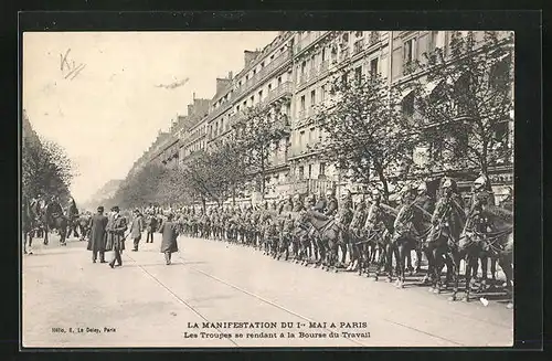 AK Paris, La Manifestation du 1.Mai, les Troupes se rendant a la Bourse du Travail