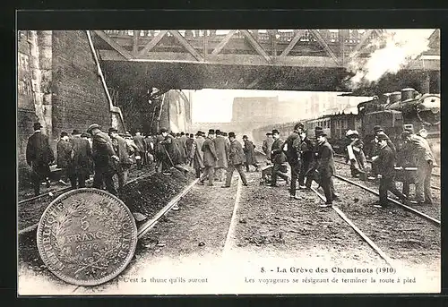 AK La Greve des Cheminots 1910, les voyageurs se resignant de terminer la route a pied