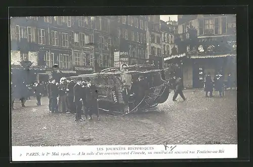 AK Paris, Les Journees Historique, 1.Mai, a la suite d`un commencement d`emeute, un omnibus es renverse