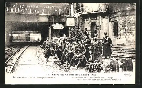 AK Greve des Cheminots du Nord, surveillance de la voie ferree par la troupe aux abords du pont des Boulevards Exterieur