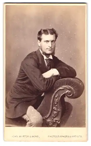 Fotografie John Burton, Leicester, Portrait charmanter junger Mann elegant im Anzug