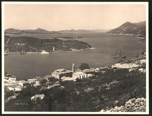 Fotografie Kilophot., Wien, Ansicht Gravosa, Blick über den Ort mit Segelschiff, Fotografenstempel, Grossformat 26 x 20cm