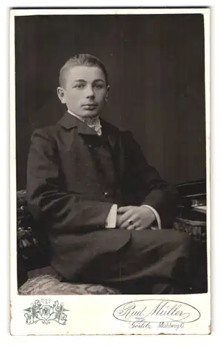 Fotografie Rud. Müller, Görlitz, Mühlweg 10, Portrait junger Herr im eleganten Anzug