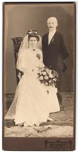 Fotografie Hans Wendt, Bernburg a /S., Lindenstrasse 18 a, Portrait bürgerliches Paar in Hochzeitskleidung mit Blumen