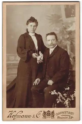 Fotografie Hofmann & Co., Darmstadt, Rheinstrasse 33 A, Portrait bürgerliches Paar in eleganter Kleidung