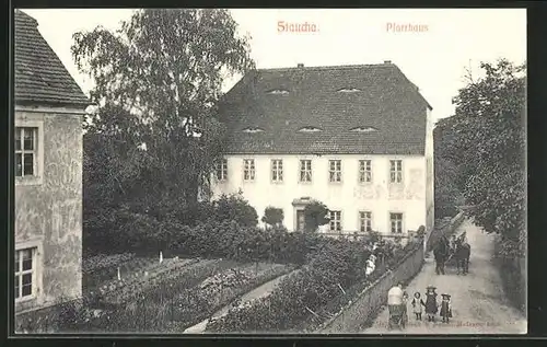 AK Staucha, Pfarrhaus mit Gartenpartie