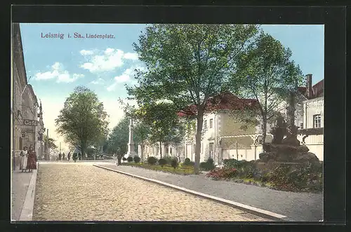 AK Leisnig i. Sa., Lindenplatz mit Café und Denkmal