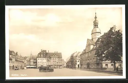 AK Borna, Markt mit Geschäften und Fahrzeug