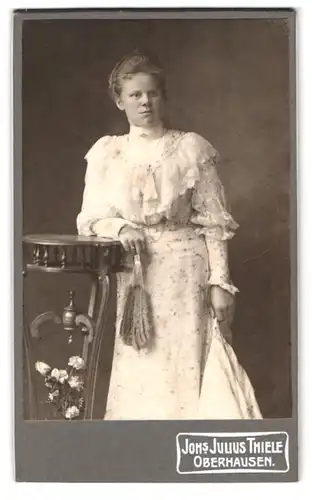 Fotografie Johs. Julius Thiele, Oberhausen, Friedrich Carlstrsase 32, Portrait junge Dame im hübschen Kleid mit Fächer